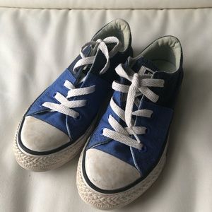 Two tone blue converse shoes